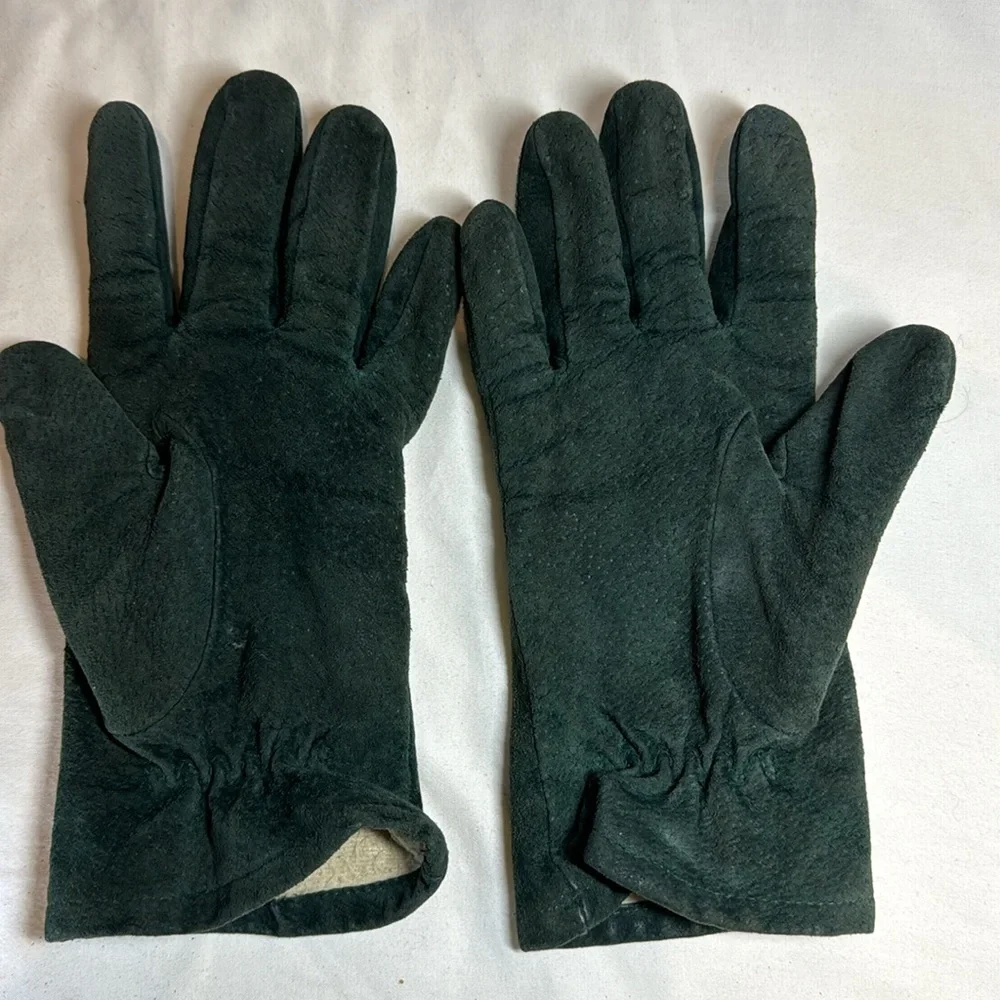 Vintage Land’s End green pig split suede gloves. Manmade lining. Women’s M.